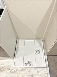 室内洗濯機置き場、防水パンは備え付けです。