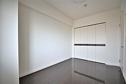 洋室６帖、照明器具は備え付けです。