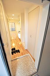 玄関から見たお部屋、ダウンライトで足元が明るくなっております。