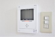 モニター付きインターホンで訪問者を確認できます。