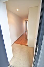 玄関から見たお部屋、ダウンライトがあり足元が明るくなっております。