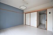 洋室8帖、照明器具は備え付けです。