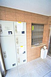 宅配ボックスがあり不在時の荷物の受け取りに便利です。