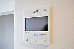 モニター付きインターホンで訪問者を確認できます。