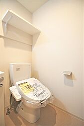トイレは温水洗浄機能付きです。上部に小棚があります。