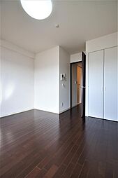 洋室7.2帖。照明器具は備え付けです。
