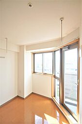 窓側の天井には物干し竿用のフックがあります。室内干し可能