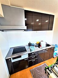 3口IHコンロ・グリル付きシステムキッチン、収納も充実しております。