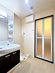 洗面所、洗面化粧台、洗濯機置き場、防水パンは備え付けです。