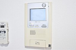 モニター付きインターホンで訪問者を確認できます。