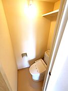トイレは温水洗浄機能付きです。上部に棚もあります。