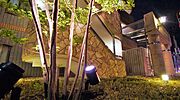 夜間は間接照明でステキにライトアップ。