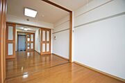 洋室は10.5帖、南向きで明るいお部屋です。