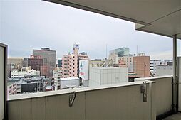 南向きのバルコニーは広く開放的です。