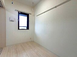 洋室3.4帖、照明器具は備え付けです。
