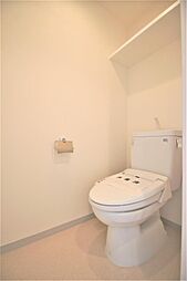 トイレは温水洗浄機能付きです。上部にトイレットペーパーなどが置ける小棚があります。
