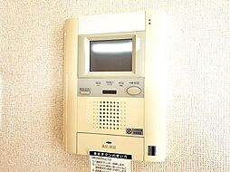モニター付きインターホンで訪問者を確認できます。