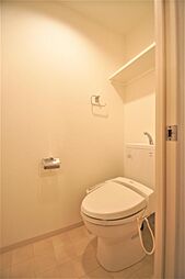 トイレは温水洗浄機能付きです。上部に小棚もあります。