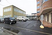敷地内には駐車場と駐輪場があります。空き状況は要確認。