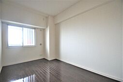洋室６帖、照明器具は備え付けです。