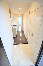 玄関から見たお部屋、ダウンライトで足元が明るくなっております。