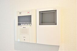 モニター付きインターホンで訪問者を確認できます。