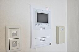 モニター付きインターホンで訪問者を確認できます。
