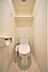 トイレ：トイレは温水洗浄機能付きです。上部にはトイレットペーパなど置ける小棚があります。
