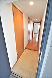 玄関から見たお部屋、ダウンライトがあり足元が明るくなっております。