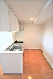 キッチン周りは広く後ろには冷蔵庫を設置するスペースがあります。