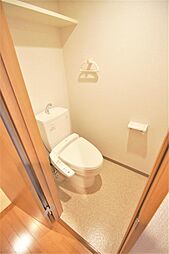 トイレは温水洗浄機能付きです。上部に小棚があります。