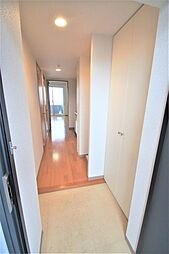 玄関から見たお部屋、ダウンライトがあり足元が明るくなっております。