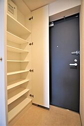 玄関横には大きなシューズボックスがあり、沢山収納できます。