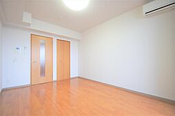 洋室８．５帖、照明器具は備え付けです。