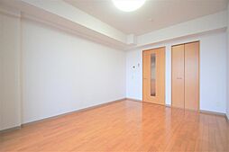 洋室８．５帖、照明器具は備え付けです。