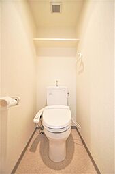 トイレは温水洗浄機能付きです。上部に小棚があります。