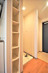 キッチンと玄関の間に収納棚・洗濯機置き場があります。