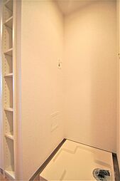 キッチンと玄関の間に収納棚・洗濯機置き場があります。