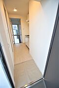 玄関から見たお部屋、ダウンライトで足元が明るくなっております。