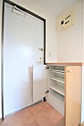 玄関横にはシューズボックスがあります。