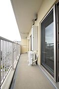 ２部屋にまたがるバルコニーは広く開放的です。