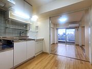 広いキッチンには調理スペースもあり使い勝手良好です。経済的な都市ガスです。