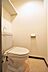 トイレ：トイレには暖房機能付きです。トイレットペーパーなど置ける小棚もあります。