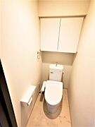 トイレは温水洗浄機能付きです。便利な収納棚もあります。