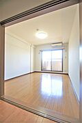 洋室７．２帖、照明器具は備え付けです。