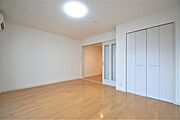 洋室10.2帖、照明器具は備え付けです。