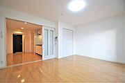 洋室10.2帖、照明器具は備え付けです。