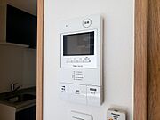 モニター付きインターホンで訪問者を確認できます。