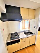 2口ガスコンロ・グリル付きシステムキッチン、収納も充実しております。