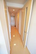 お部屋側から見た廊下。